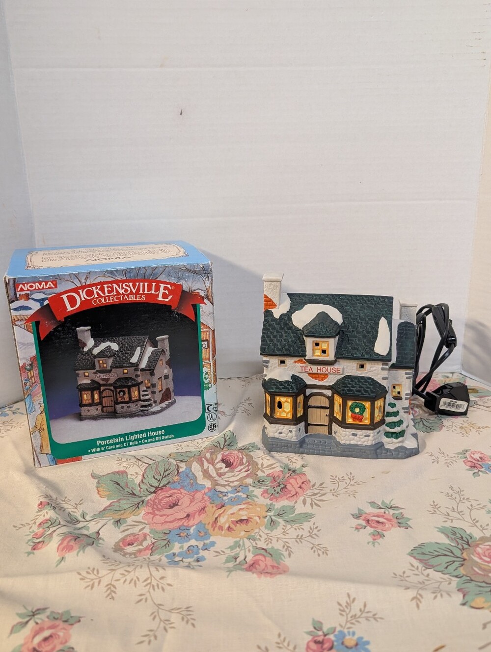 VINTAGE 1995 NOMA Dickensville Collectible Porcelain Tea House Christmas Village